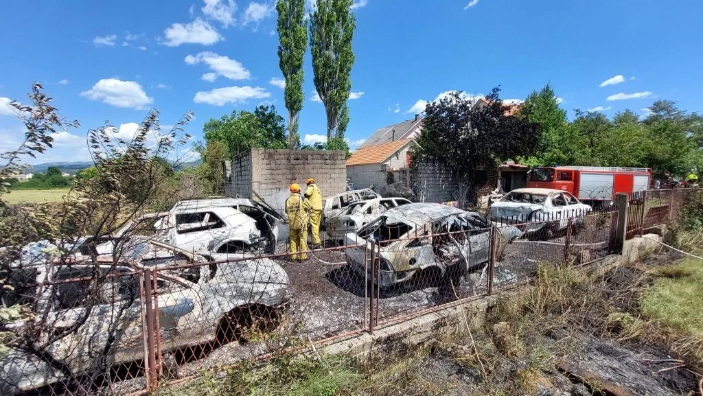 Težak dan za livanjske vatrogasce: Prevrtanje vatrogasnog vozila, izgorjelo 7 vozila…
