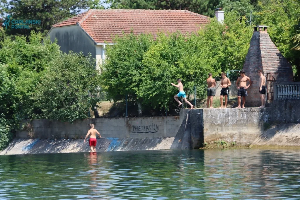 FOTO | Umjesto mora – osvježenje pronašli uz Trebižat: Čapljinska kupališta ovog ljeta prepuna kupača