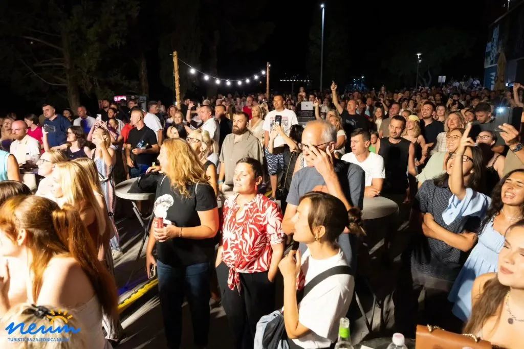 FOTO: Neum pjevao uz legendarne pjesme Bijelog dugmeta i Indexa – Tajna veza rasplesala i raspjevala prepun plato Poštari