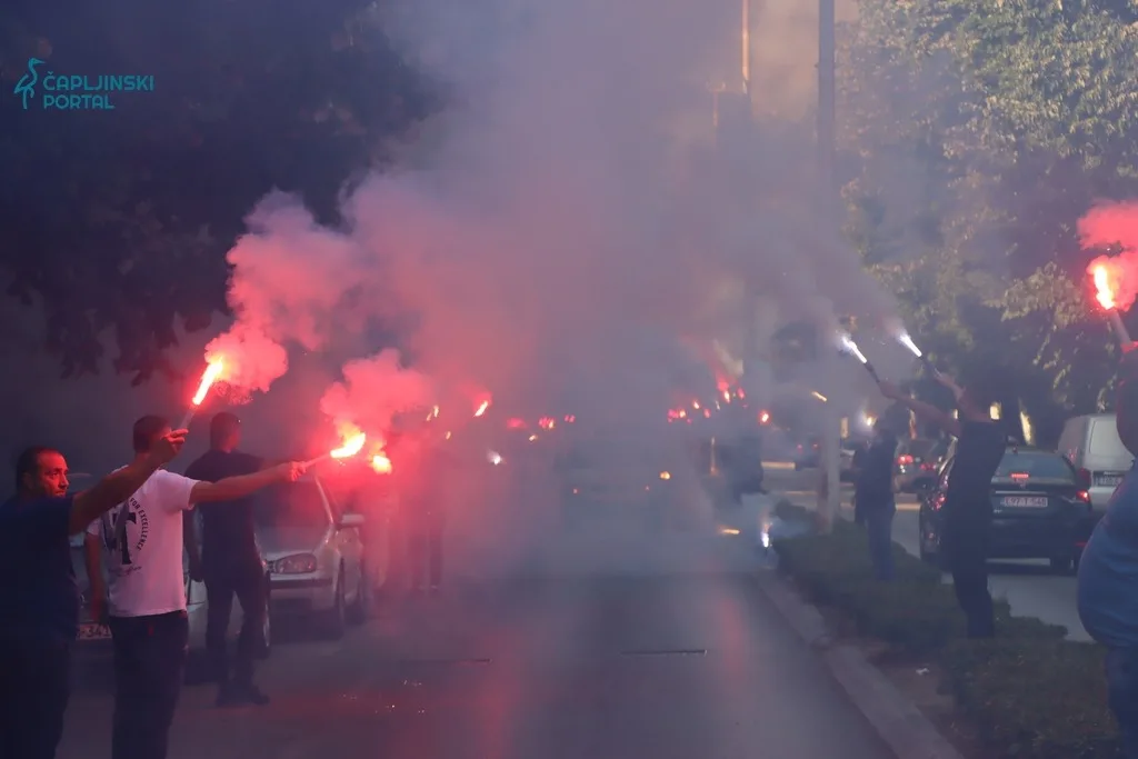 FOTO | Bakljada, suze i tišina ispred Fontane: Čapljina se posljednji put oprostila od Daniela Kraljića Bobete