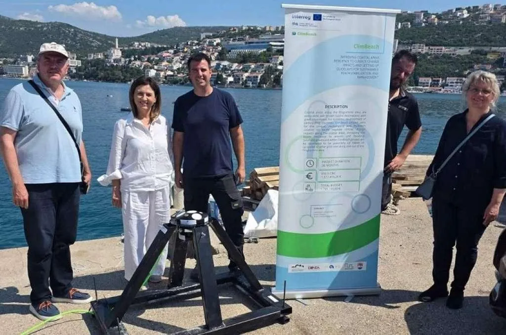 U Neumu u more postavljen uređaj za mjerenje strujanja mora i morskih valova