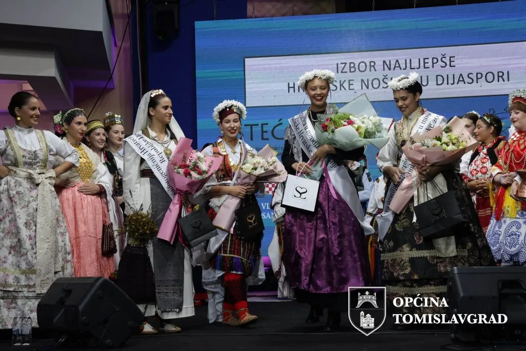 U TOMISLAVGRADU ODRŽANA TRINAESTA REVIJA TRADICIJSKE ODJEĆE I IZBOR NAJLJEPŠE HRVATICE U NARODNOJ NOŠNJI IZVAN REPUBLIKE HRVATSKE