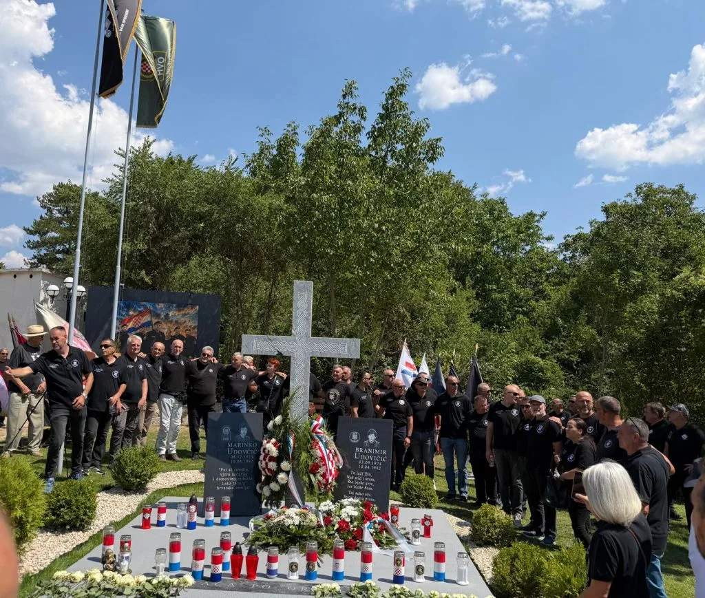Rašeljke nisu zaboravile svoje sinove: Otkriveno spomen-obilježje Branimiru i Marinku Udovičiću