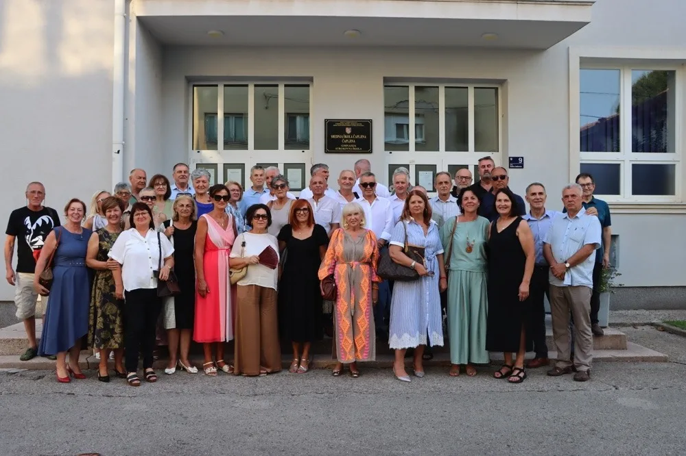 FOTO | Povratak u mladost: Generacija čapljinskih maturanata nakon 45 godina ponovno sjela u školske klupe