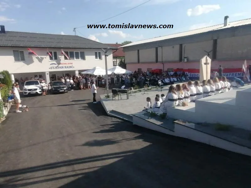 FOTO /VIDEO: Danas je otvoren Spomen-park u Šujici u kojemu je spomen obilježje svim Šujičanima poginulim za Domovinu i slobodu
