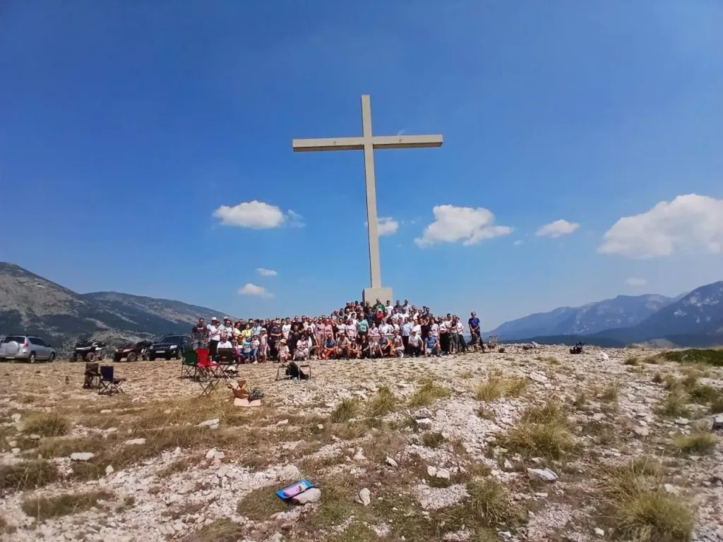 Vjernici i planinari okupili se na tradicionalnoj svetoj misi na Borovoj glavi iznad Blidinjskog jezera
