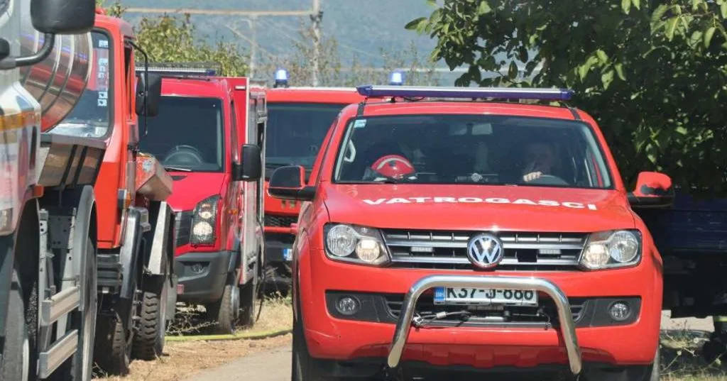 Veliki požar u Grudama: Izgorjelo 150.000 kvadrata skladišta domaće tvrtke, šteta golema