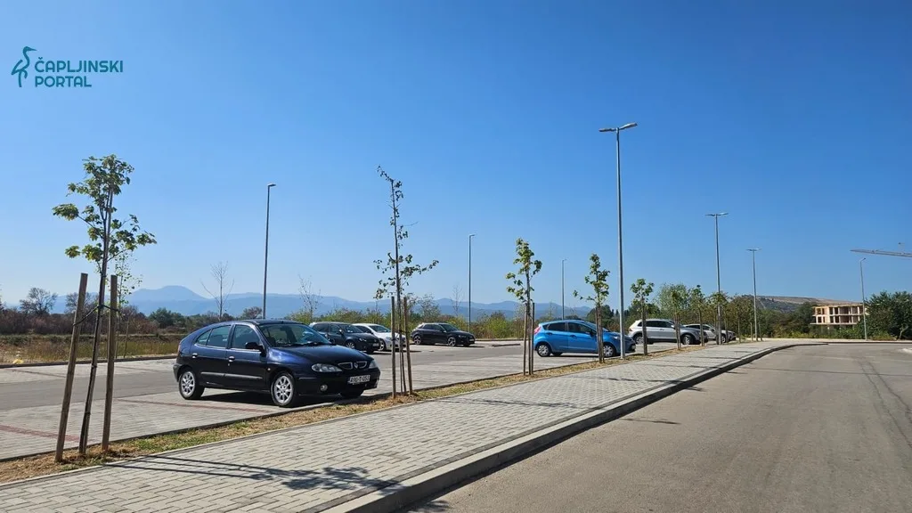 FOTO | Automobili još uvijek na prostoru predviđenom za večerašnji program u Pelinama: Oslobodite parking do 12 sati