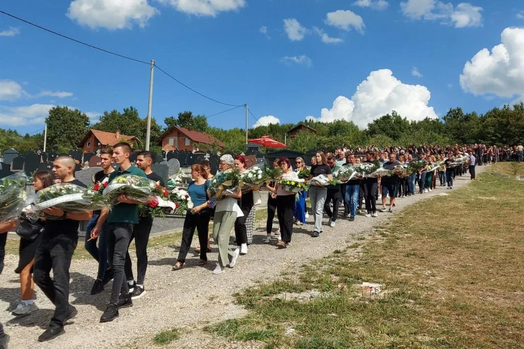 Tuga u Kotor Varošu i Omišu: Rijeka ljudi ispratila Draganu na vječni počinak: Mirno spavaj s anđelima!