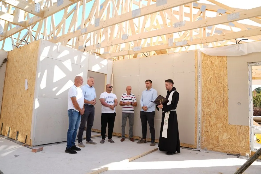 U Vionici blagoslovljeni radovi na izgradnji novog doma obitelji Živković
