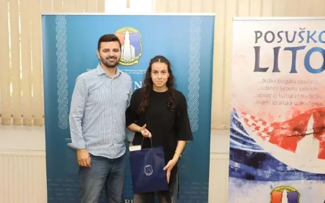 Načelnik Begić primio mladu košarkašicu Petru Ivanković: Priznanja u Posušju, Splitu i dres reprezentacije Hrvatske