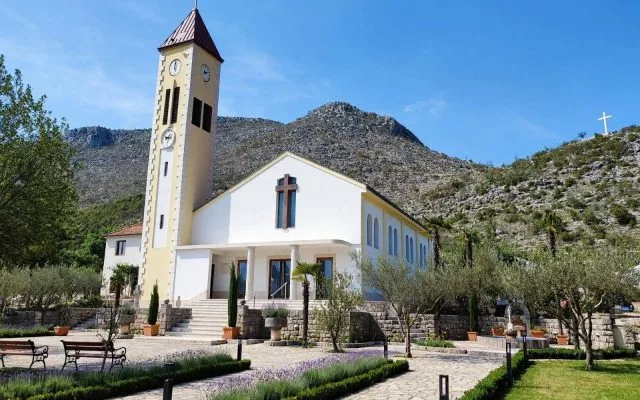 Župnik iz Hercegovine žestoko osudio naše običaje: ‘Ukinite ovo na sprovodima, nije kršćanski’