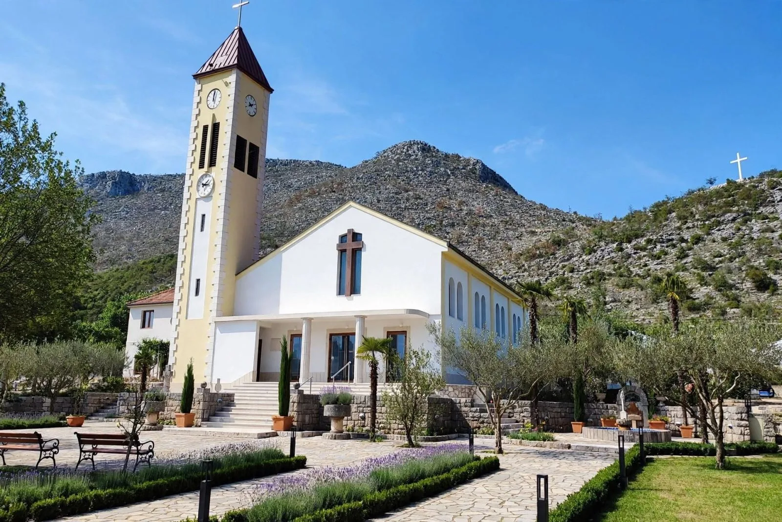 Župnik iz Hercegovine žestoko osudio naše običaje: ‘Ukinite ovo na sprovodima, nije kršćanski’