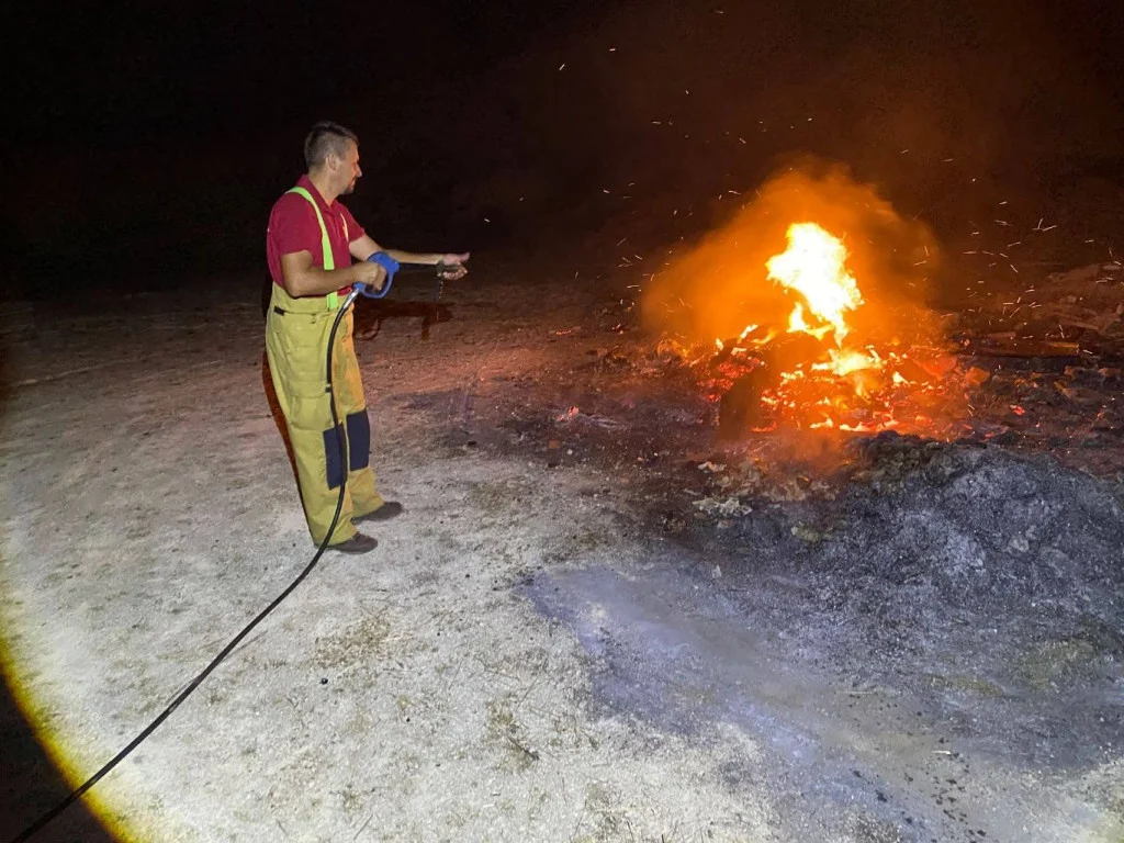 Kod Livna zatekli dvije osobe kako pale odbačeni otpad: Vatrogasci spriječili širenje požara