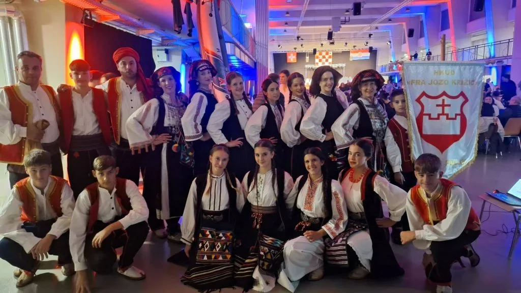 HKUD „Fra Jozo Križić” iz Roškog Polja nastupio na 27. Duvanjskoj večeri u Bernu (FOTO)