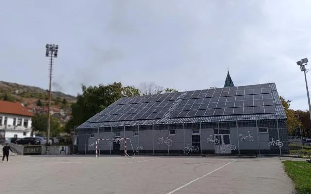 FOTO: POSJETILI SMO Srednju školu u Livnu i doznali kako je postala energetski neovisna te vidjeli najmoderniju opremu za učenike