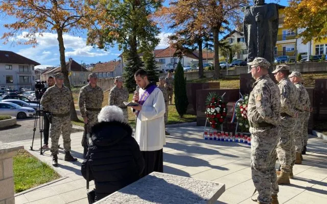 U Tomislavgradu odana počast poginulim, nestalim i umrlim hrvatskim braniteljima (Foto/Video)