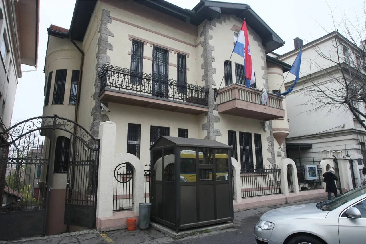 Uzvikivao „Allahu akbar” i dvama noževima napao policajca pred izraelskim veleposlanstvom u Beogradu