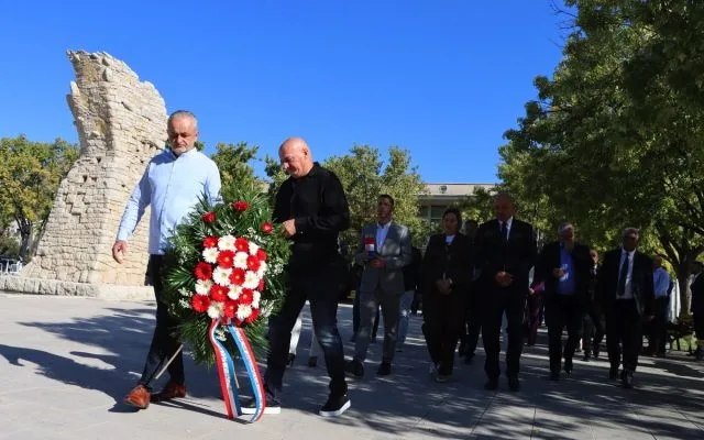 FOTO | Položeni vijenci i zapaljene svijeće u povodu Dana Grada Čapljine