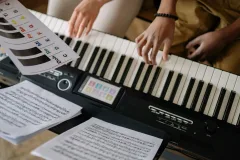Kako nova pjesma dolazi do publike: šta mostarski muzičari mogu pripremiti za medije