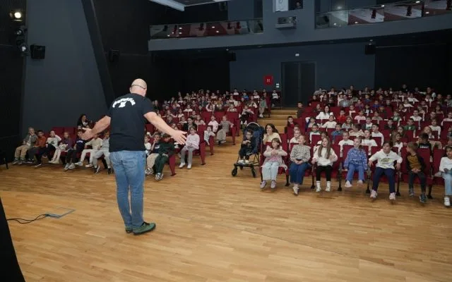 Kroz lutkarski mjuzikl učenici se podsjetili kako je važno pomagati, biti tolerantan i plemenit