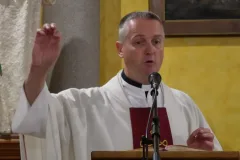 “Nijedna žena ne bi trebala ući u brak bez posla i vlastitog kruha”: Propovijed hrvatskog svećenika zapalila mreže