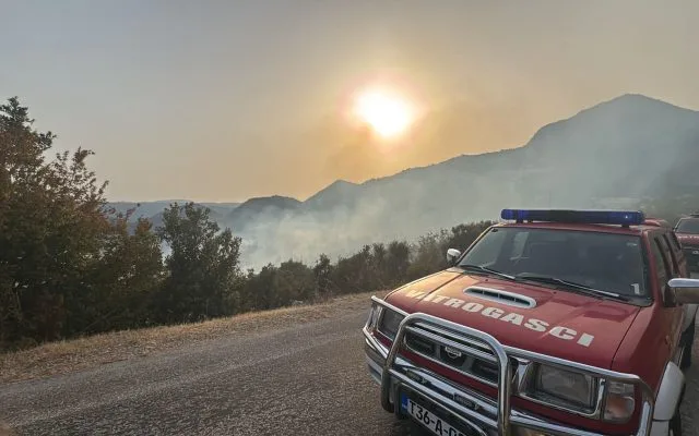 Tragedija u Gradačkom polju: Vatrogasci tijekom gašenja požara pronašli tijelo preminule osobe