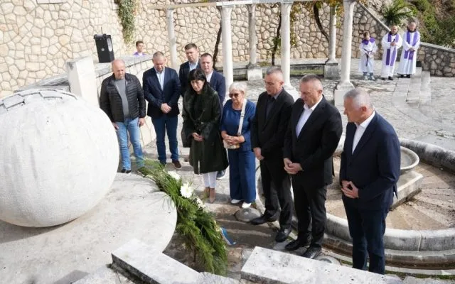 U Čerinu odana počast braniteljima i otkrivena spomen ploča fra Martinu Sopti
